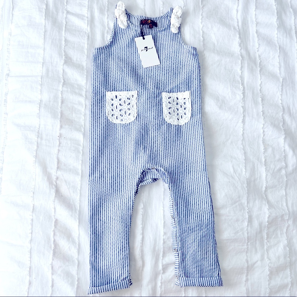 Seersucker romper / snap closures
